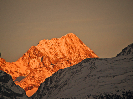 Talvolta, in una sera invernale, capita di assistere da Oga a questi "caldi" tramonti sul sempre affascinante Gran Zebrù (3'859 m)