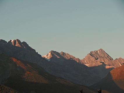 Anche questo si vede da Oga: il tramonto sul Gran Zebrù e il Cristallo. Impagabile!